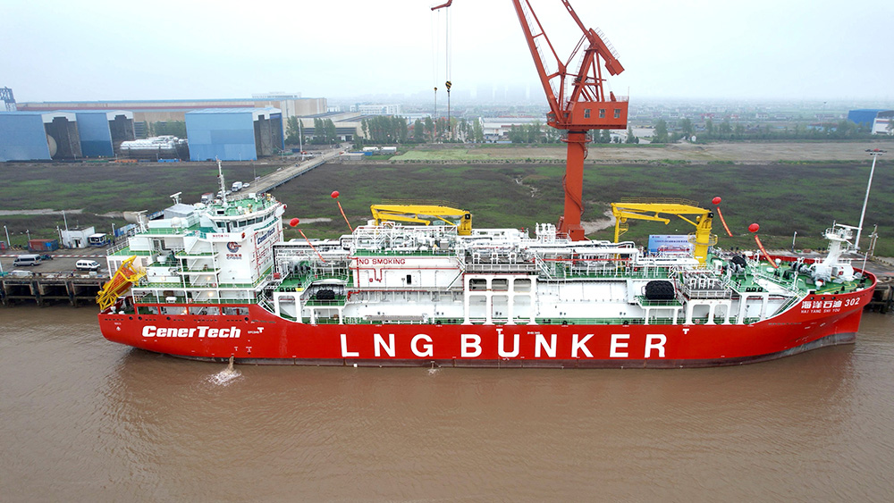 The First of its Kind in China! CIMC Enric Successfully Delivered a 12,000m³ LNG Carrier and Bunkering Vessel to CNOOC